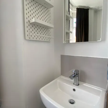 Sandys Contractor Rooms, Ramsden Street Gasthuis